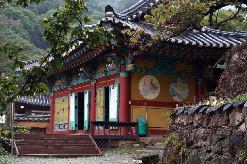 韩国避暑圣地指南：智异山溪谷与束草海水浴场对比缩略图